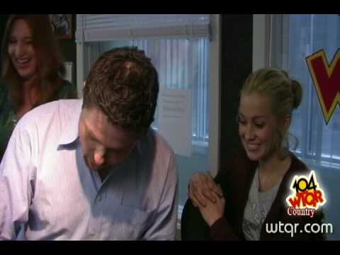 Kellie Pickler shows off her toenails