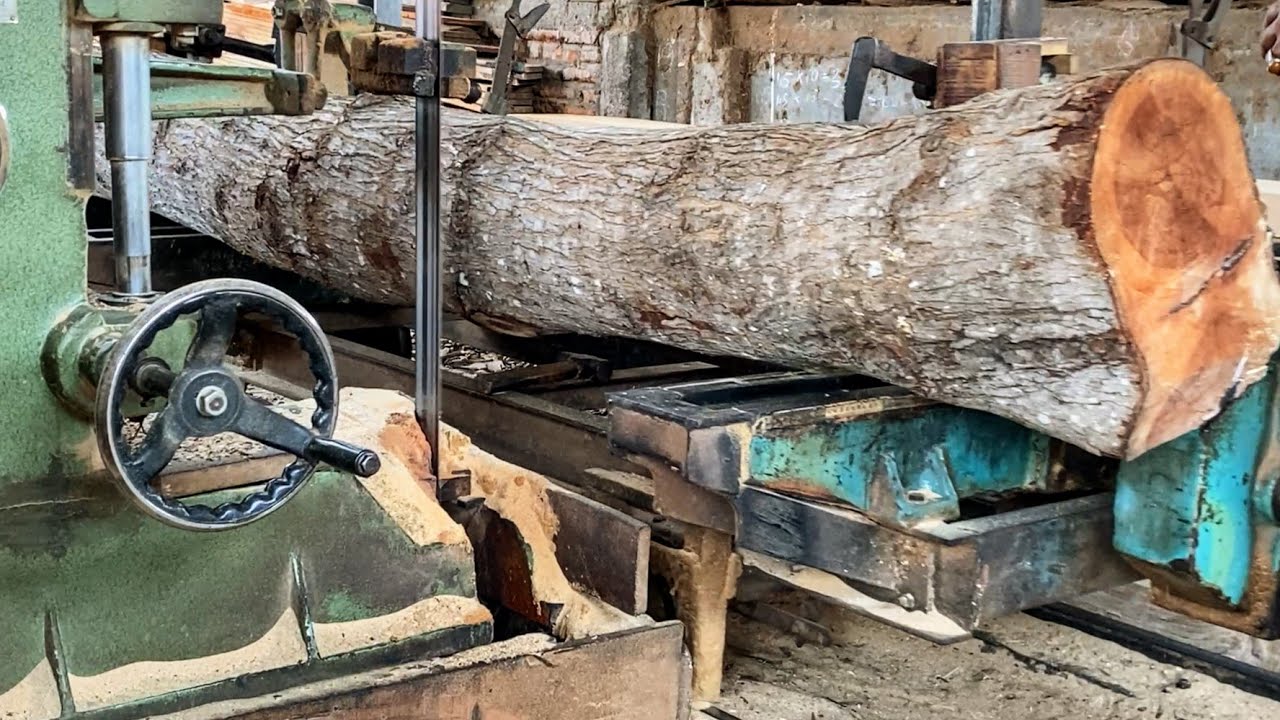 Amazing! This is the very fast process of sawing a long mahogany log ...