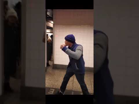 MERCENARIO YANKI recibe paliza en el metro 🤜🏻🤕