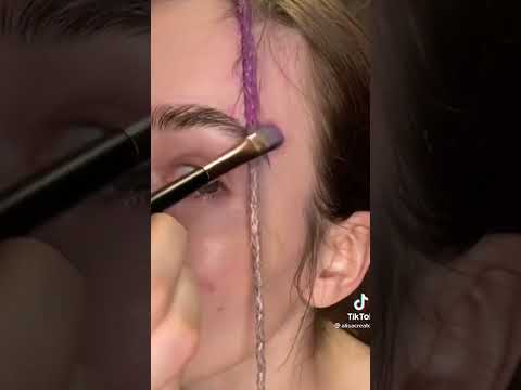 Видео: Как покрасить волосы тенями для век (с иллюстрациями)