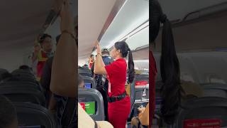 Pramugari Wings air merapikan bagasi cabin
