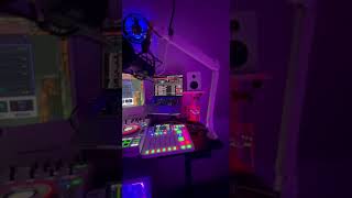 ​Cabina de DJ Erick "El Cuscatleco" 🎧 ¿Ya tienen nuestra app? Búsquenla como: Sonamos Más.
