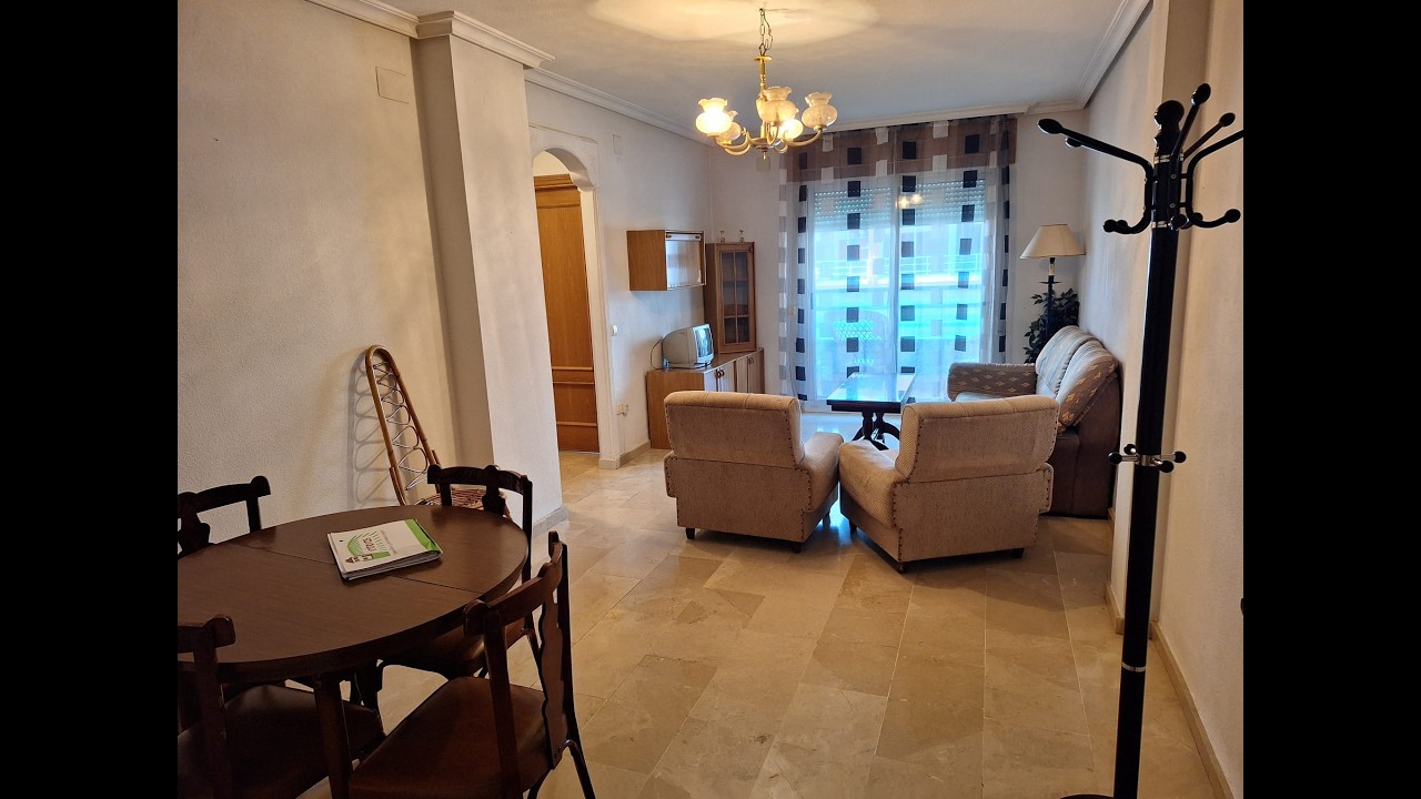 Céntrico piso, 2 dormitorios, cocina con lavadero y patio, amplio salón con terraza, ascensor.