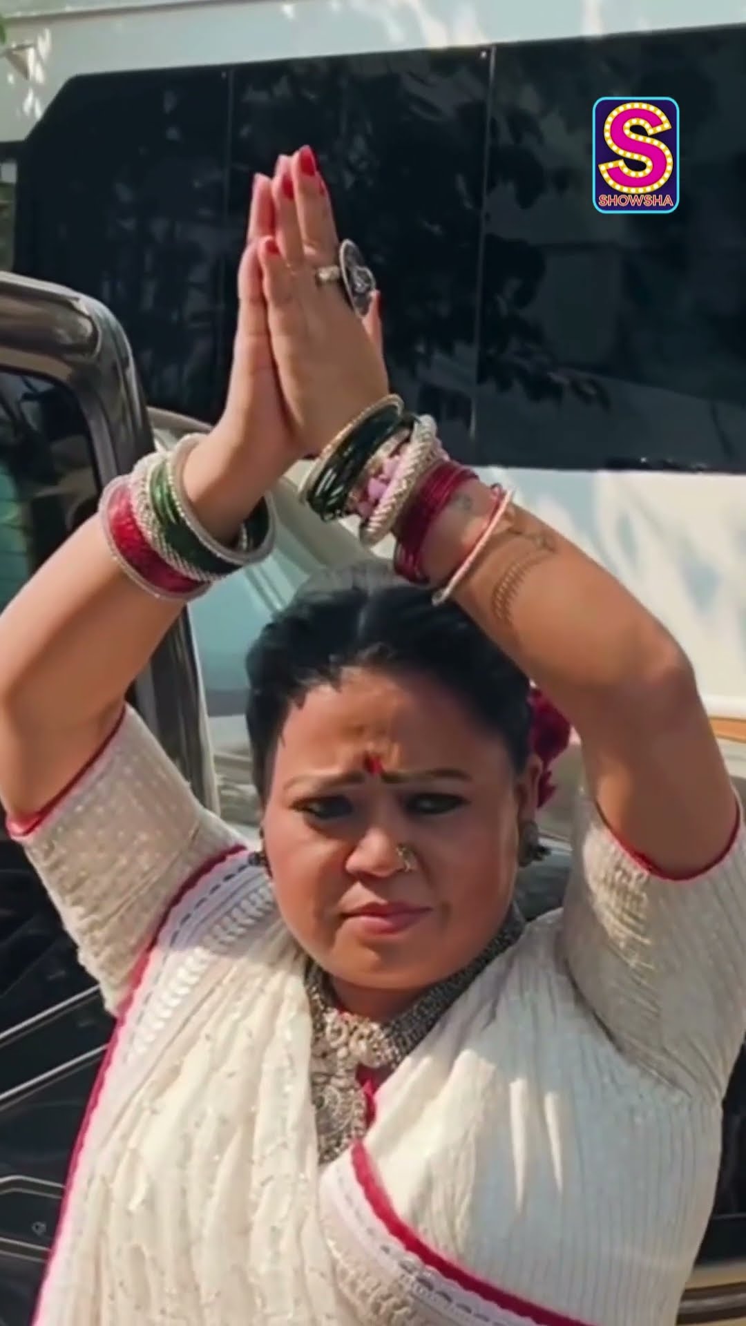 Bharti Singh Rocks The ‘Gangubai’ Look As She Poses In The Signature Stance | Fashion | N18S