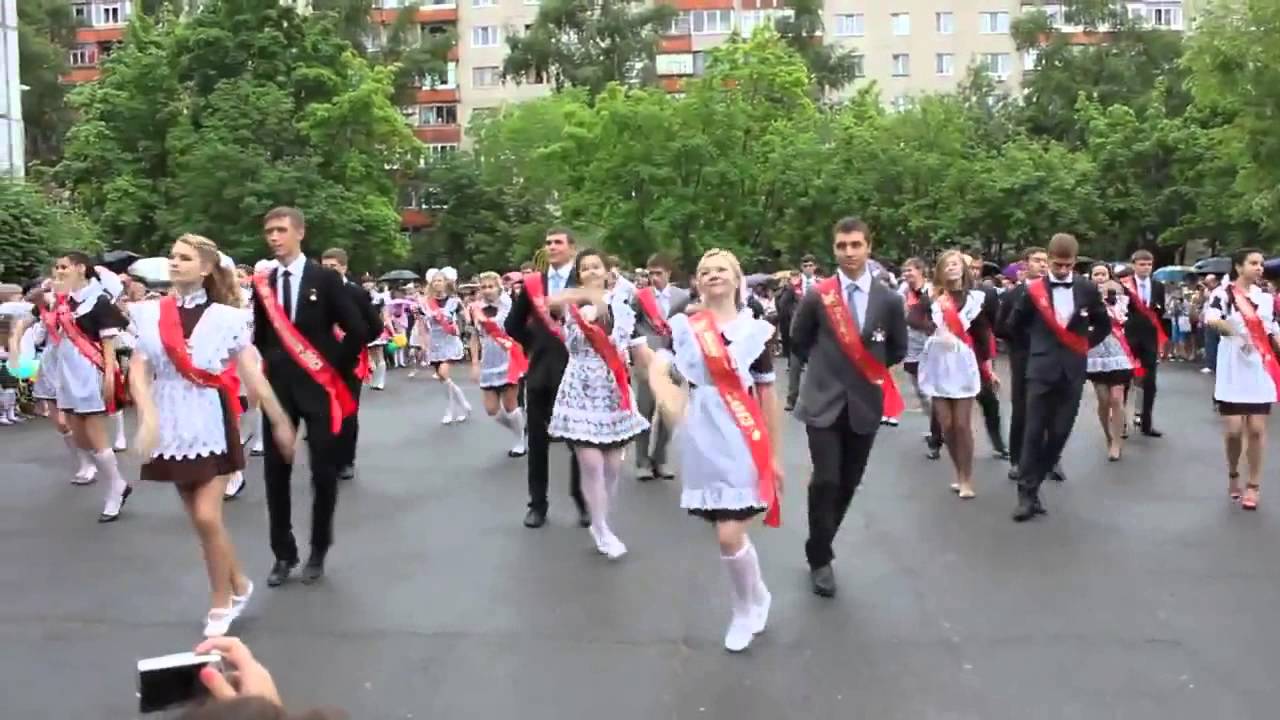 Вальс на выпускной в начальной школе. Танцы на выпускном в школе. Выпускной вальс. Поют на выпускном школьники. Танец на выпускной 9 класс.