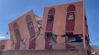 مشاهد للمباني المتضررة بشكل كبير جرّاء الزلزال في قرية أسني بجبال الأطلس في المغرب