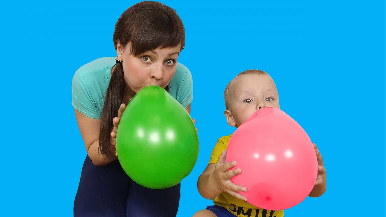 Видео надуваем шар. Мама надувает шарик. Дети надувают шарики. Мама и ребёнок с шаром. Дочь надувает шар.