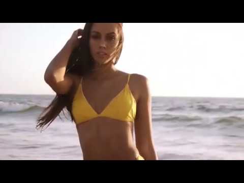 Camila Escribens con bikini amarillo