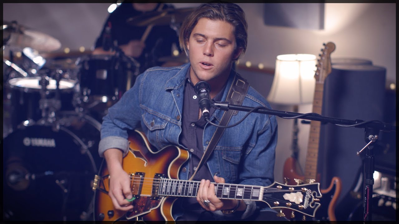 在 YouTube 上观看 Angel From Montgomery - Bonnie Raitt/John Prine (Cover by Conner Coffin feat. Destiny Petrel)