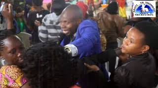Maombi Yakiongozwa Na Pastor Francis Mwaifuge Katika Ibada Ya Semina Sauti Ya Ukombozi Kwa Watu Wote