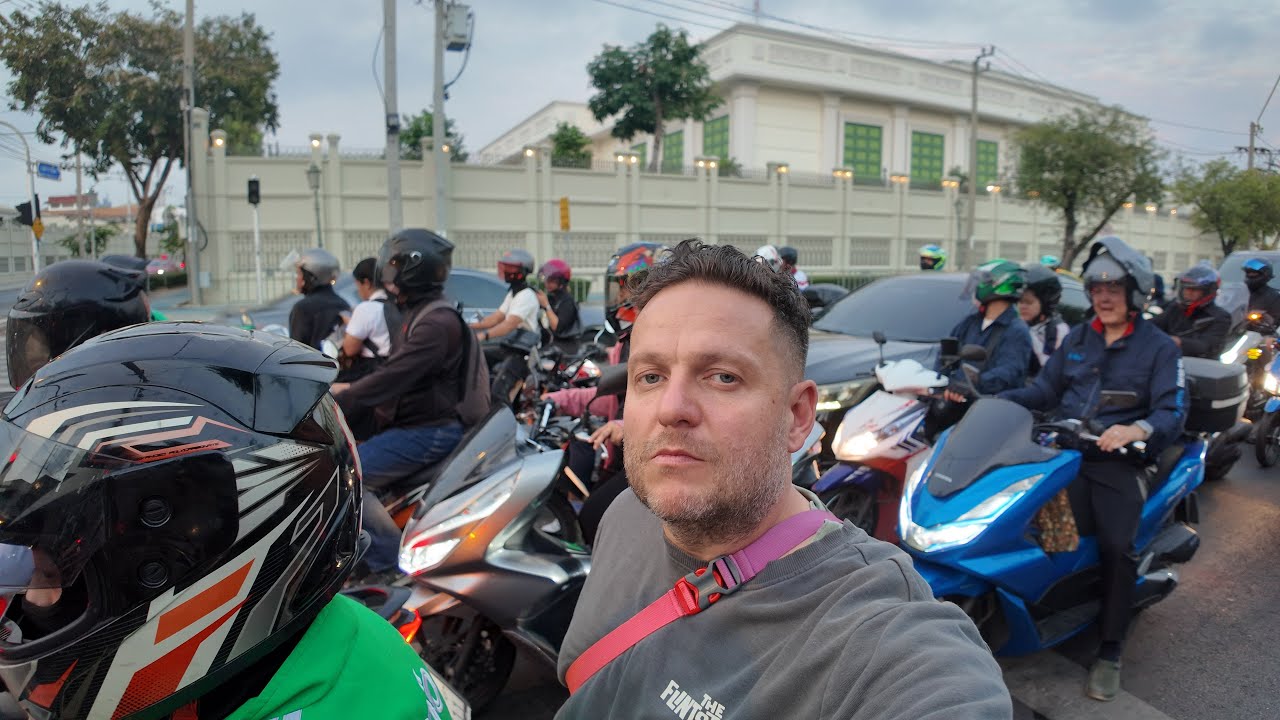 Crazy bike ride day&night in Bangkok and getting drunk with the locals  4K