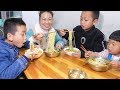 婆婆不在家，媳婦準備豪華版泡面，大人小孩搶著吃 | Deluxe version of instant noodles, adults and children scramble to eat