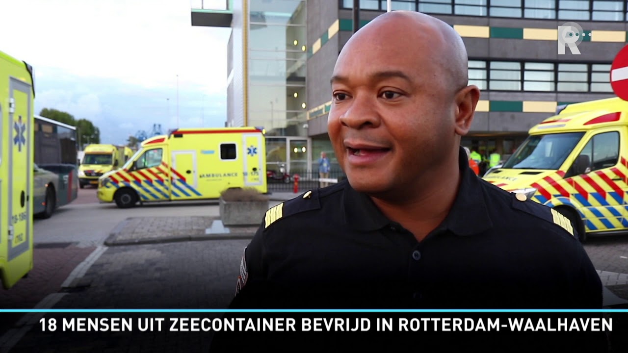 18 personen bevrijd uit zeecontainer in Rotterdam-Waalhaven (Beelden: MediaTV)