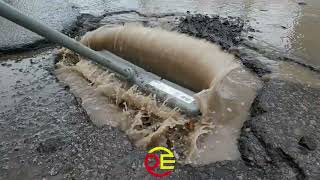 Patch a pothole in 1 minute without any equipment. Colmater un nid-de-poule en 1 minute.
