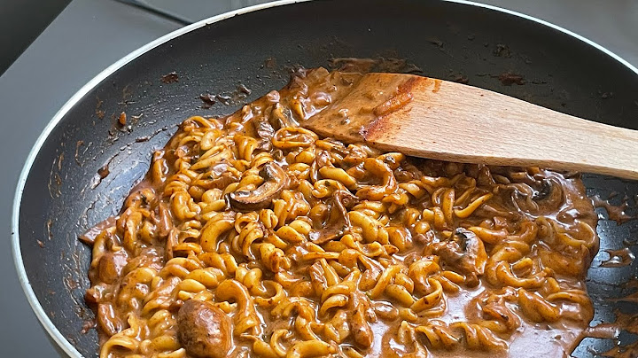 Idée repas très rapide et facile. Préparer de délicieuses pâtes crémeuses aux champignons.