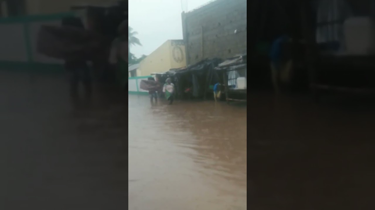 muinta chuva forte cai cá em África .isso e Moçambique.cidade chimoio ..muita imundices nas ruas ..