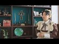 ロングスカートに白いエプロン姿 「Ｕ３０のコンパス」