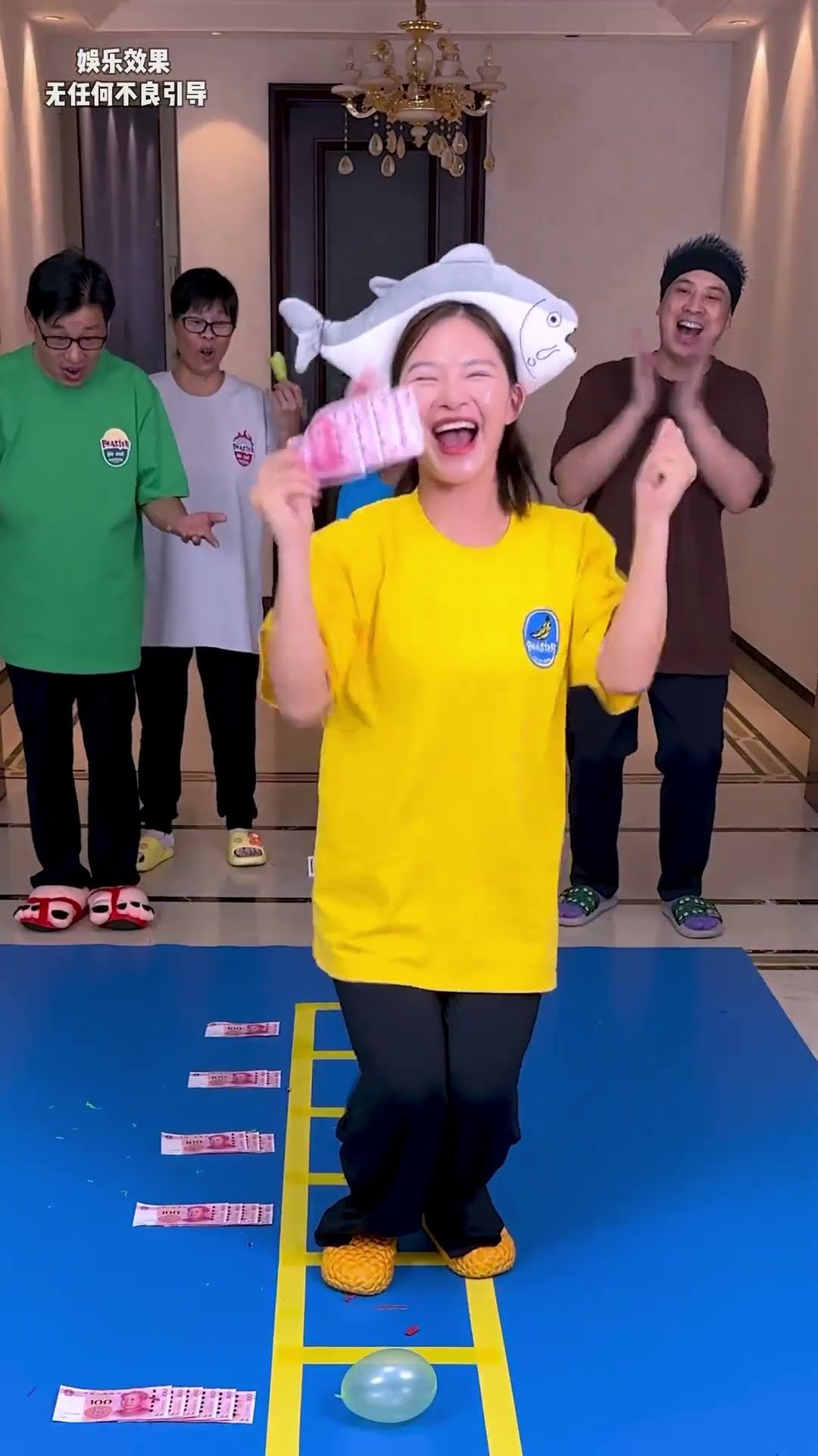 Balloon Stepping Challenge, See Who Gets More Money#Funnyfamily #Partygames #Shorts #Challenge#Funny