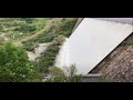 Tarrayando en el río y la cascada de presa la ordeña