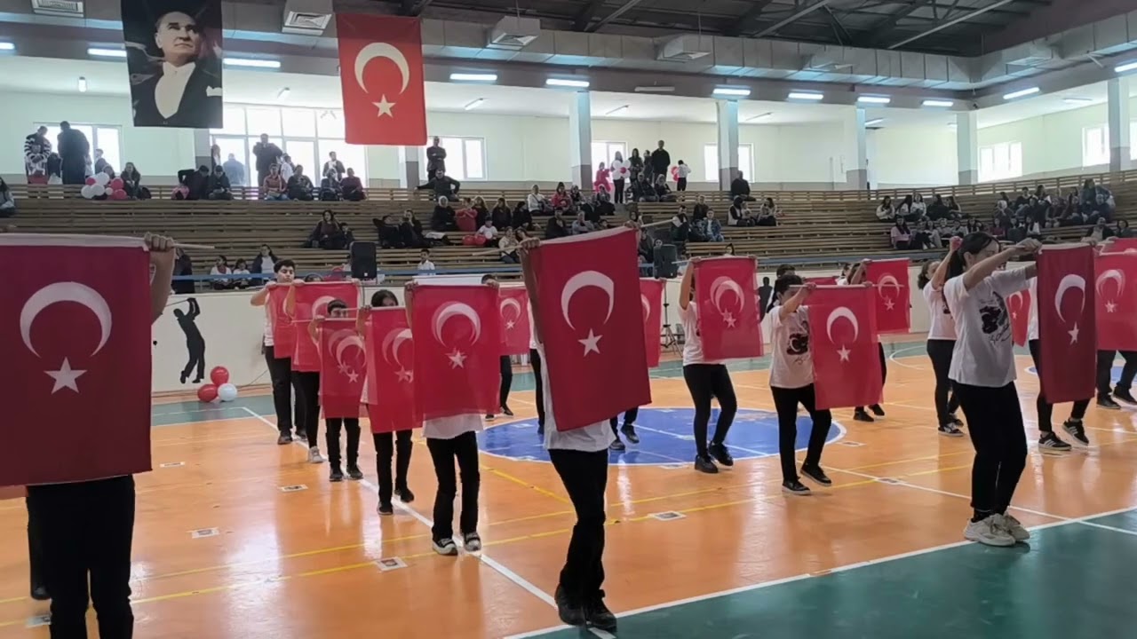 Cumhuriyet Ortaokulu Bayrak Gösterisi