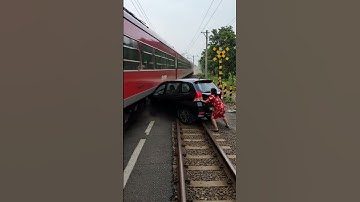 VIRAL! Mobil Tertabrak Meski Kereta Sudah Coba Hentikan Laju #shorts