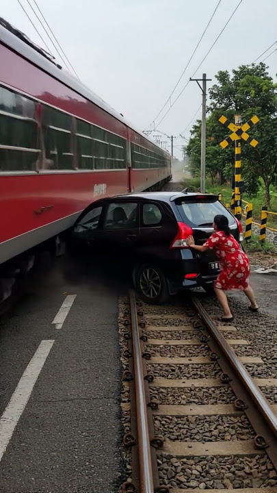 VIRAL! Mobil Tertabrak Meski Kereta Sudah Coba Hentikan Laju #shorts