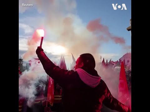 法国各地举行反对退休改革的抗议活动