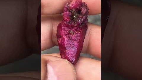 Tinh thể ruby lục yên mầu hiếm