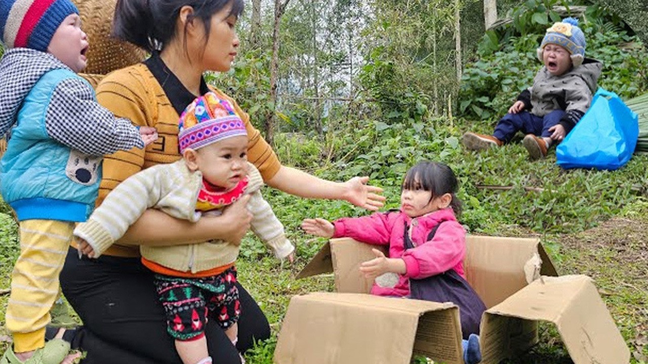 The poor girl found a baby by the roadside while she was alone harvesting bananas in the forest.