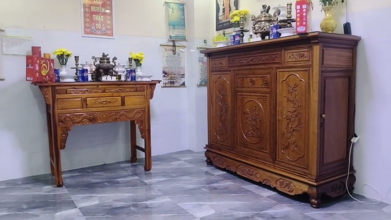 Dọn dẹp bàn thờ Cửu Huyền...