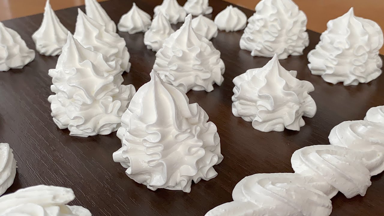 İki ərzaqla şəkilini itirməyən tortların uzərinə bəzək kremi