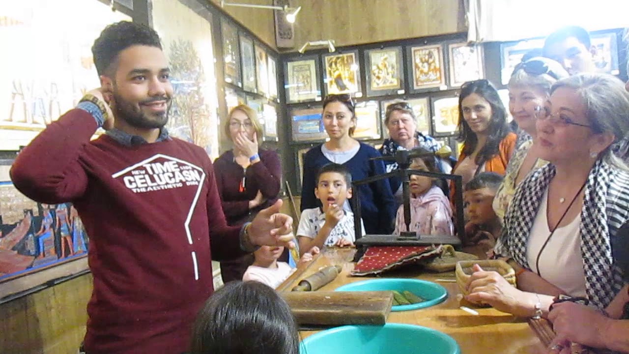 Как изготавливают папирус на Фабрике Папируса в Каире, Египте. - YouTube