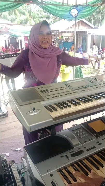 Bu Sembiring lagi menari