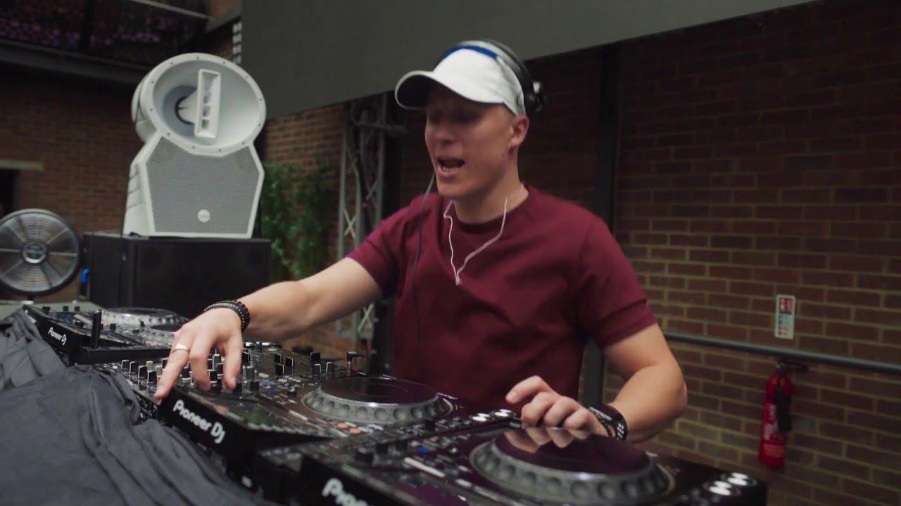 ⁣A.M.C - Digging Deep (Hospital Classics) - Park Warm Up - Mix Sessions 001