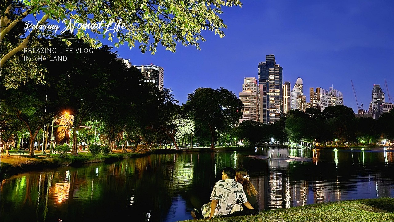 Люди отдыхают в оазисном парке среди небоскребов Таиланда.