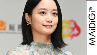 深川麻衣、透け感ワンピでほんのり美肌　白サンダルで夏ムード