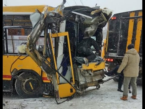 Автобус с 30 пассажирами врезался в столб в Ижевске, 6 человек пострадали