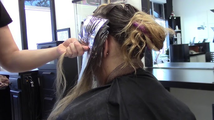 Cómo hacer reflejos claros y oscuros con papel aluminio para el cabello