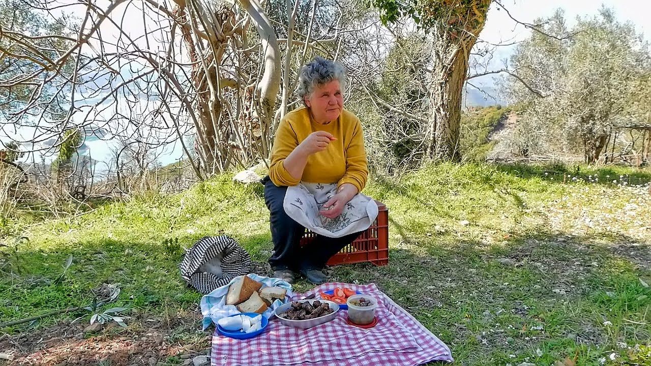 Η ζωή σε ένα έρημο χωριό της Ευρυτανίας | Life in a deserted village | Greek Village Life
