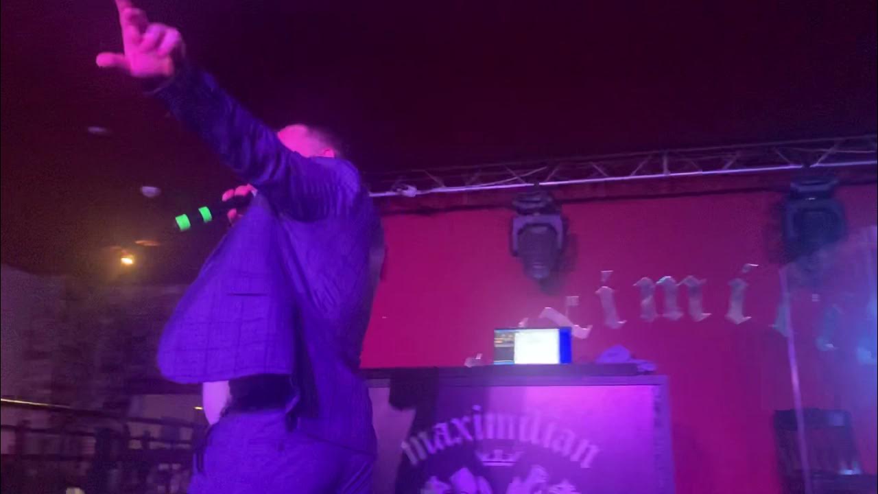 Девушка на ветру. Мужчина кружит женщину на руках. Горе кружит. Влюбленные летают. Горе кружит.