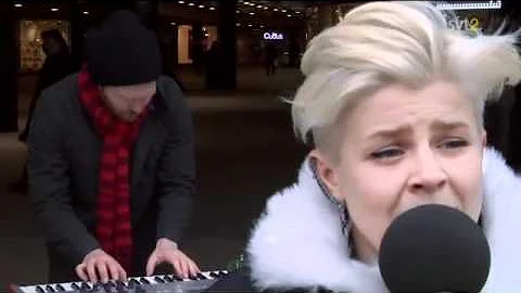 Robyn - Show Me Love ( Live Sergels Torg, Stockhol...