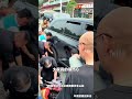 众人合力抬车,救出被压母女,为热心的大家点赞