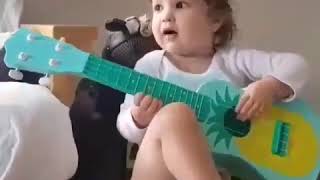 baby play guitar/bébé joue de la guitare/bebé tocar la guitarra