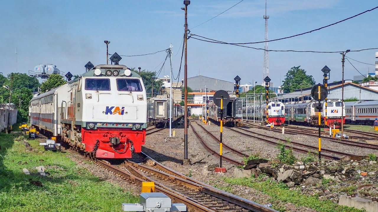 PASUKAN KERETA PAGI PADATI STASIUN UJUNG KOTA SURABAYA!! Berburu Kereta Api di Stasiun Surabaya Kota