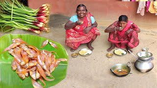 SMALL FISH curry with ONION LEAVES cooking and eating by santali tribe women||rural India orissa