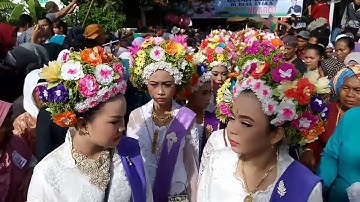 Suasana Kemeriahan Arak-arakan Upacara Adat Ngarot di Desa Lelea Indramayu
