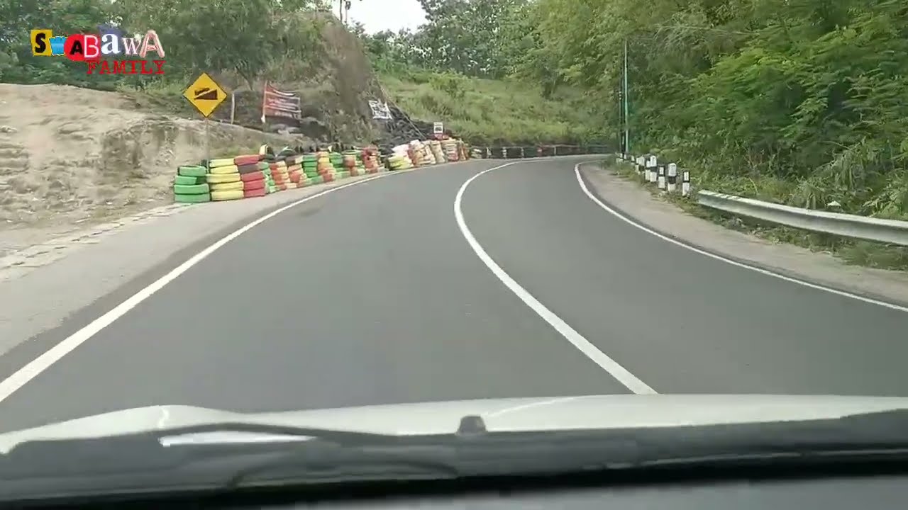 MULUSNYA JALAN MENUJU HUTAN PINUS MANGUNAN