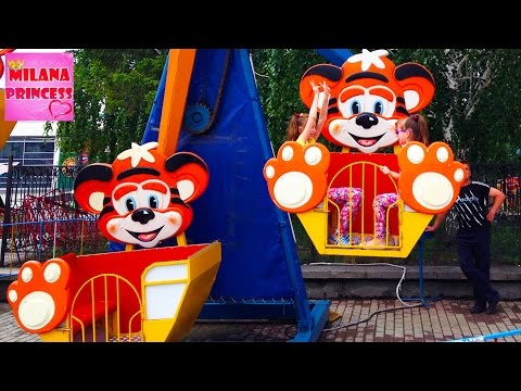 Детский парк с аттракционам: Карусели, горки и батуты видео для детей!