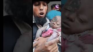 حاملاً طفله الشهيد بيده .. شاب من غزة يوجه رسالة لـ "أبو عبيدة"