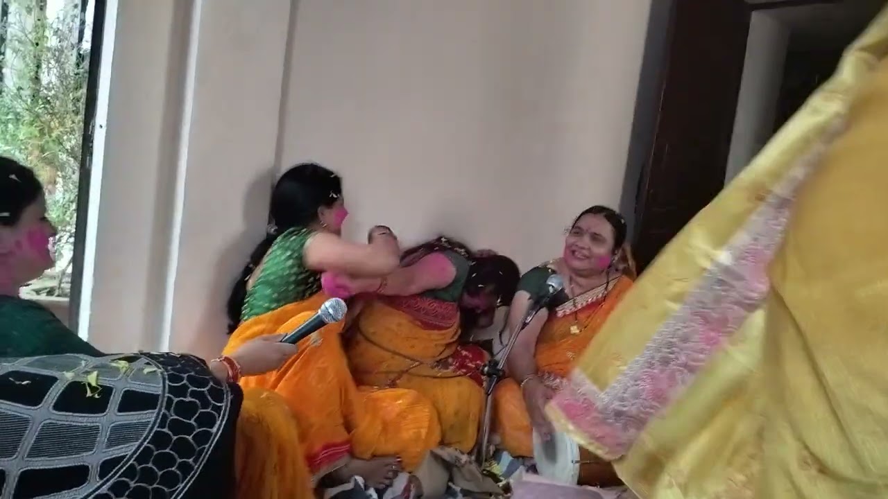 मस्ती भरे भजन गाने 🌹धमाल मचाया सभी सखियों ने फूलों की होली के साथ🙏🙏 वाह वाह वाह 👌😊